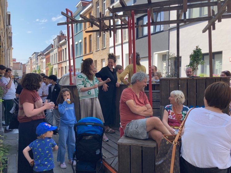 Foto van gezelligheid in de buurt op een parklet Foto van gezelligheid in de buurt op een parklet